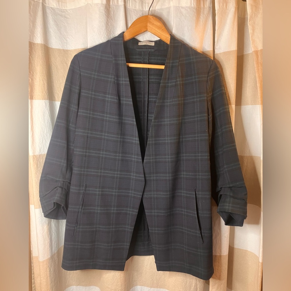 Aritzia Babaton women’s buttonless blazer.